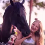 Kranzfotoshooting mit einem jungen Pferd und einer schönen Frau im Kleid