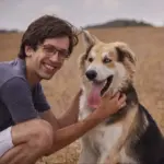 Hundefotoshooting mit Inhaber auf dem Feld